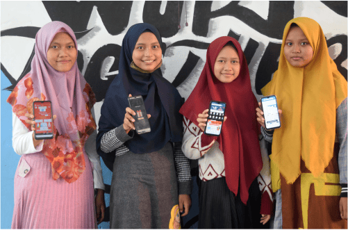 Siswa belajar bisnis daring dan e-commerce